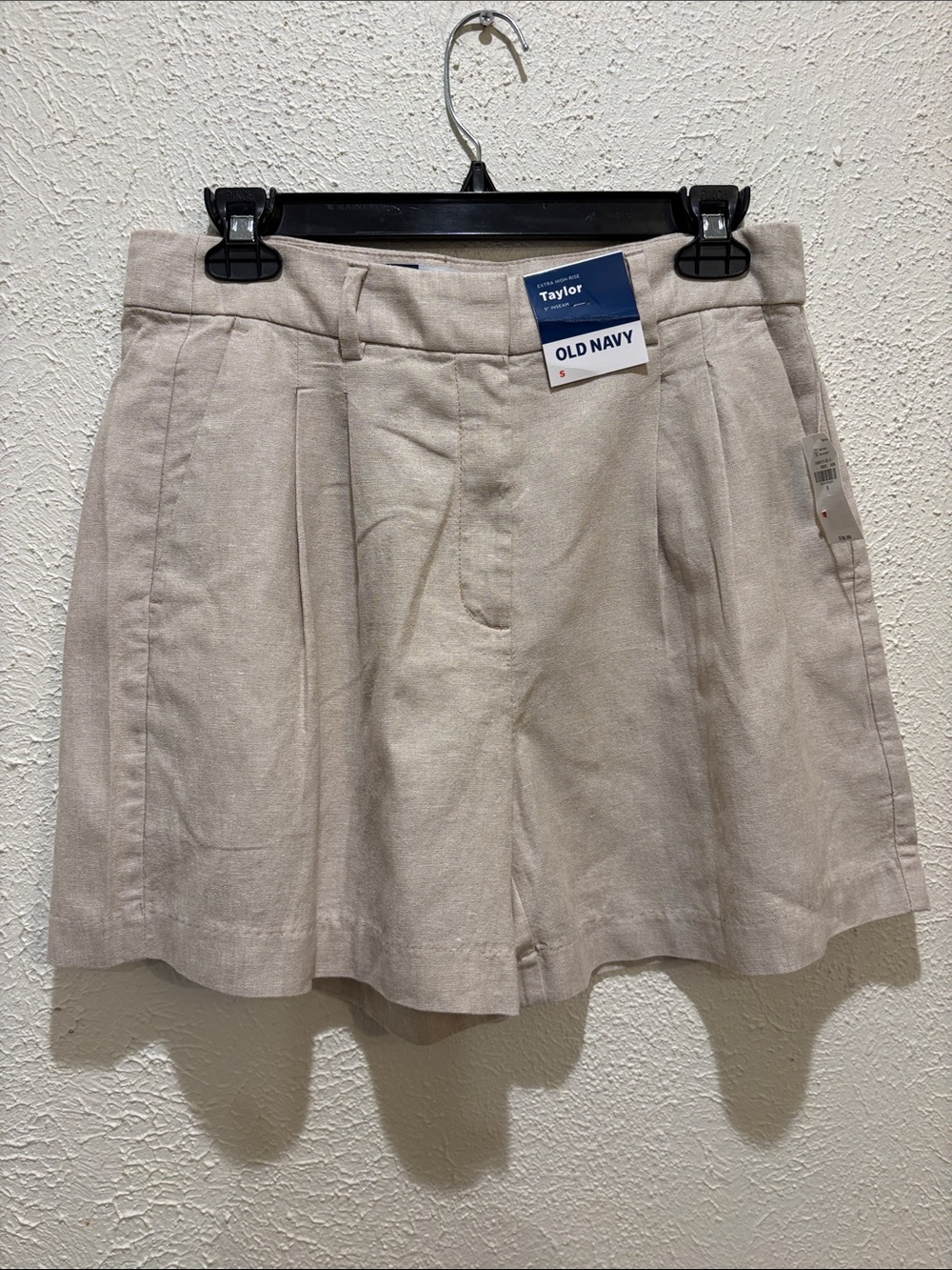 Old Navy Taylor Pleated Linen-Blend Shorts in Beige